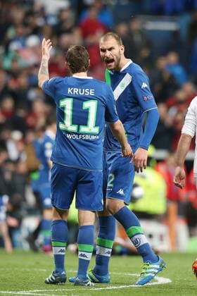 Lissabon Max Kruse ( VfL Wolfsburg ) Bas Dost ( VfL Wolfsburg ) streiten siich nach der Niederlage, Real Madrid vs. VfL Wolfsburg, Fussball, Champions League Viertelfinale, 12.04.2016, Copyright: Langer Eibner-Pressefoto EP_HLR