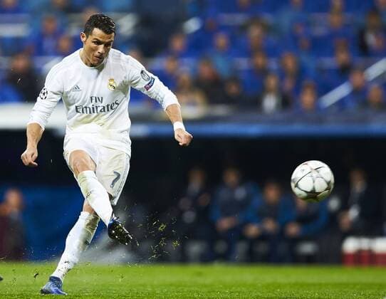 12.04.2016, xslx, Fussball UEFA Champions League, Real Madrid - VfLWolfsburg, emspor, v.l. Cristiano Ronaldo (Real Madrid CF) erzielt das Tor zum 3-0