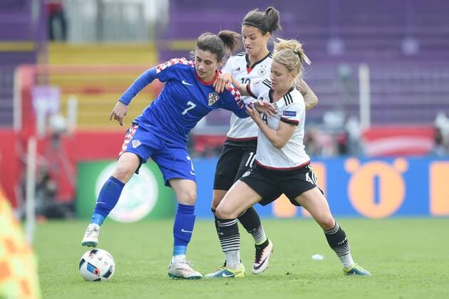Fußball Frauen EM-Qualifikation, Deutschland - Kroatien am 12.04.2016 in der Osnatel Arena in Osnabrück Maja Joscak (Kroatien) im Zweikampf gegen Leonie Maier (Deutschland Bayern München) und Dzsenifer Marozs an (Deutschland 1. FFC Frankfurt). Foto: osnapix mt