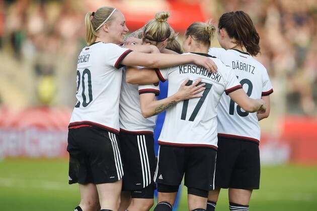 Fußball Frauen EM-Qualifikation, Deutschland - Kroatien am 12.04.2016 in der Osnatel Arena in Osnabrück Jubeln nach dem Tor zum 2:0 Foto: osnapix mt