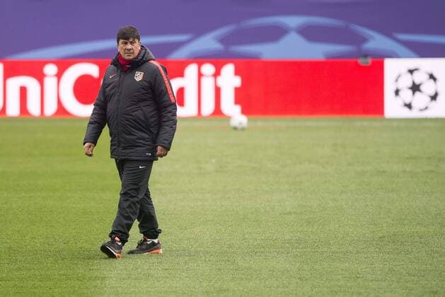 Atletico de Madrid s assistant Mono Burgos during the practice session the day before the EUFA Champions League match between Atletico de Madrid and FC. Barcelona at Vicente Calderon in Madrid. April 13, 2016.  (20160413042)
