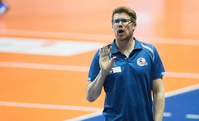Berlin, Deutschland, 12.04.2016: Volleyball Bundesliga Saison 2015 2016 Playoff-Halbfinale Spiel 1 - Berlin Recycling Volleys - SVG Lueneburg Lüneburg. Trainer Stefan Hübner Huebner (Lüneburg)
