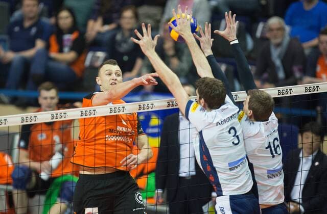 Berlin, Deutschland, 12.04.2016: Volleyball Bundesliga Saison 2015 2016 Playoff-Halbfinale Spiel 1 - Berlin Recycling Volleys - SVG Lueneburg Lüneburg. Paul Lotman (BR Volleys 9) gegen den Block aus Scott Michael Kevorken (Lüneburg 3), Carlos Mora Sabate (Lüneburg 16)