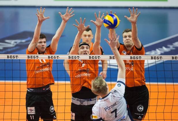 Berlin, Deutschland, 12.04.2016: Volleyball Bundesliga Saison 2015 2016 Playoff-Halbfinale Spiel 1 - Berlin Recycling Volleys - SVG Lueneburg Lüneburg. Jannik Pörner Poerner (Lüneburg 7) gegen den Block aus v.li. Tsimafei Zhukouski (BR Volleys 11), Felix Fischer (BR Volleys 6), Robert Kromm (BR Volleys 3)