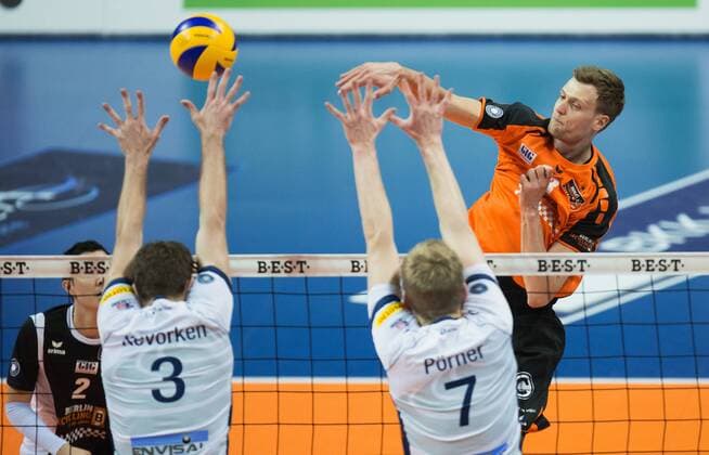 Berlin, Deutschland, 12.04.2016: Volleyball Bundesliga Saison 2015 2016 Playoff-Halbfinale Spiel 1 - Berlin Recycling Volleys - SVG Lueneburg Lüneburg. Robert Kromm (BR Volleys 3) gegen den Block aus Scott Michael Kevorken (Lüneburg 3) und Jannik Pörner Poerner (Lüneburg 7)