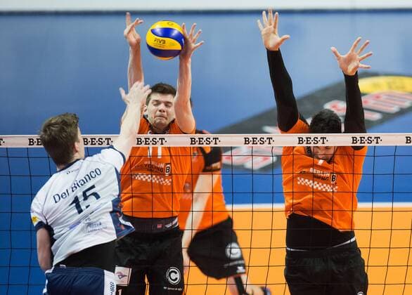 Berlin, Deutschland, 12.04.2016: Volleyball Bundesliga Saison 2015 2016 Playoff-Halbfinale Spiel 1 - Berlin Recycling Volleys - SVG Lueneburg Lüneburg. Nick Del Bianco (Lüneburg 15) gegen den Block aus Tsimafei Zhukouski (BR Volleys 11), Nicolas Le Goff (BR Volleys 7)