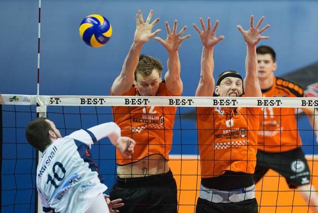 Berlin, Deutschland, 12.04.2016: Volleyball Bundesliga Saison 2015 2016 Playoff-Halbfinale Spiel 1 - Berlin Recycling Volleys - SVG Lueneburg Lüneburg. Steven Marshall (Lüneburg 10) gegen den Block aus Paul Carroll (BR Volleys 12), Felix Fischer (BR Volleys 6)