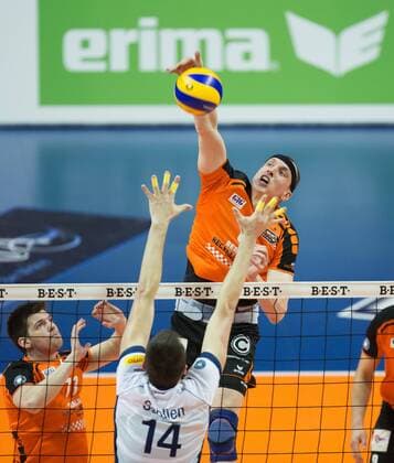 Berlin, Deutschland, 12.04.2016: Volleyball Bundesliga Saison 2015 2016 Playoff-Halbfinale Spiel 1 - Berlin Recycling Volleys - SVG Lueneburg Lüneburg. Felix Fischer (BR Volleys 6) gegen den Block aus Michel Schlien (Lüneburg 14)