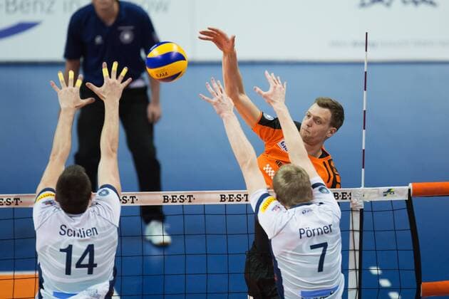 Berlin, Deutschland, 12.04.2016: Volleyball Bundesliga Saison 2015 2016 Playoff-Halbfinale Spiel 1 - Berlin Recycling Volleys - SVG Lueneburg Lüneburg. Robert Kromm (BR Volleys 3) gegen den Block aus Michel Schlien (Lüneburg 14) und Jannik Pörner Poerner (Lüneburg 7)