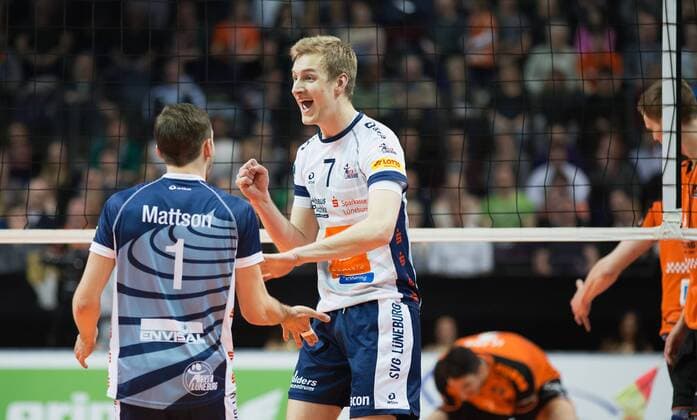 Berlin, Deutschland, 12.04.2016: Volleyball Bundesliga Saison 2015 2016 Playoff-Halbfinale Spiel 1 - Berlin Recycling Volleys - SVG Lueneburg Lüneburg. Jubel v.li. Erik John Mattson (Lüneburg 1), Jannik Pörner Poerner (Lüneburg 7)