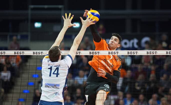 Berlin, Deutschland, 12.04.2016: Volleyball Bundesliga Saison 2015 2016 Playoff-Halbfinale Spiel 1 - Berlin Recycling Volleys - SVG Lueneburg Lüneburg. Nicolas Le Goff (BR Volleys 7) gegen den Block aus Michel Schlien (Lüneburg 14)