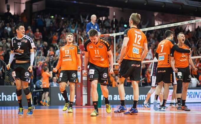 Berlin, Deutschland, 12.04.2016: Volleyball Bundesliga Saison 2015 2016 Playoff-Halbfinale Spiel 1 - Berlin Recycling Volleys - SVG Lueneburg Lüneburg. Jubel v.li. Erik Shoji (BR Volleys 2), Ruben Schott (BR Volleys 13), Tsimafei Zhukouski (BR Volleys 11), Paul Carroll (BR Volleys 12), Nicolas Le Goff (BR Volleys 7), Paul Lotman (BR Volleys 9)