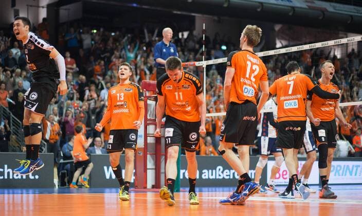 Berlin, Deutschland, 12.04.2016: Volleyball Bundesliga Saison 2015 2016 Playoff-Halbfinale Spiel 1 - Berlin Recycling Volleys - SVG Lueneburg Lüneburg. Jubel v.li. Erik Shoji (BR Volleys 2), Ruben Schott (BR Volleys 13), Tsimafei Zhukouski (BR Volleys 11), Paul Carroll (BR Volleys 12), Nicolas Le Goff (BR Volleys 7), Paul Lotman (BR Volleys 9)
