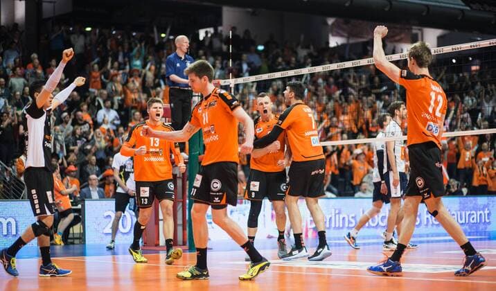 Berlin, Deutschland, 12.04.2016: Volleyball Bundesliga Saison 2015 2016 Playoff-Halbfinale Spiel 1 - Berlin Recycling Volleys - SVG Lueneburg Lüneburg. Jubel v.li. Erik Shoji (BR Volleys 2), Ruben Schott (BR Volleys 13), Tsimafei Zhukouski (BR Volleys 11), Paul Carroll (BR Volleys 12), Nicolas Le Goff (BR Volleys 7), Paul Lotman (BR Volleys 9)
