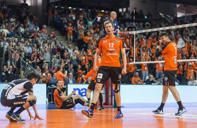 Berlin, Deutschland, 12.04.2016: Volleyball Bundesliga Saison 2015 2016 Playoff-Halbfinale Spiel 1 - Berlin Recycling Volleys - SVG Lueneburg Lüneburg. Jubel v.li. Erik Shoji (BR Volleys 2), Paul Lotman (BR Volleys 9), Paul Carroll (BR Volleys 12), Nicolas Le Goff (BR Volleys 7)