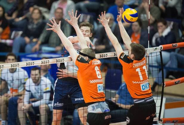 Berlin, Deutschland, 12.04.2016: Volleyball Bundesliga Saison 2015 2016 Playoff-Halbfinale Spiel 1 - Berlin Recycling Volleys - SVG Lueneburg Lüneburg. Nick Del Bianco (Lüneburg 15) gegen den Block aus Felix Fischer (BR Volleys 6), Tsimafei Zhukouski (BR Volleys 11)