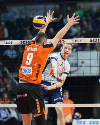 Berlin, Deutschland, 12.04.2016: Volleyball Bundesliga Saison 2015 2016 Playoff-Halbfinale Spiel 1 - Berlin Recycling Volleys - SVG Lueneburg Lüneburg. Jannik Pörner Poerner (Lüneburg 7) gegen den Block aus Felix Fischer (BR Volleys 6)