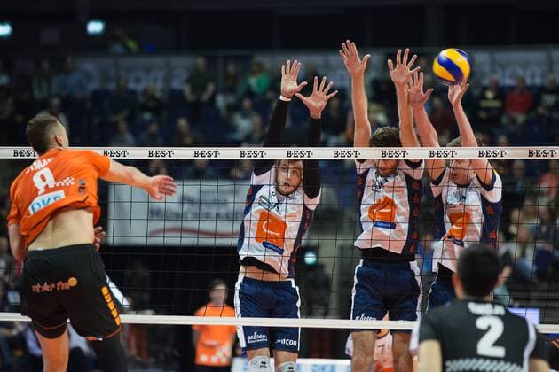 Berlin, Deutschland, 12.04.2016: Volleyball Bundesliga Saison 2015 2016 Playoff-Halbfinale Spiel 1 - Berlin Recycling Volleys - SVG Lueneburg Lüneburg. Paul Lotman (BR Volleys 9) gegen den Block aus v.li. Steven Marshall (Lüneburg 10), Scott Michael Kevorken (Lüneburg 3), Nick Del Bianco (Lüneburg 15)