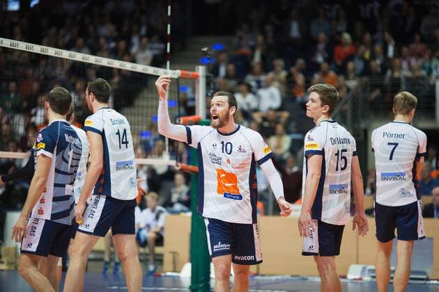 Berlin, Deutschland, 12.04.2016: Volleyball Bundesliga Saison 2015 2016 Playoff-Halbfinale Spiel 1 - Berlin Recycling Volleys - SVG Lueneburg Lüneburg. Steven Marshall (Lüneburg 10), Maximilian Auste (BR Volleys 15), Nicolas Le Goff (BR Volleys 7)
