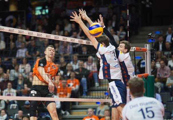 Berlin, Deutschland, 12.04.2016: Volleyball Bundesliga Saison 2015 2016 Playoff-Halbfinale Spiel 1 - Berlin Recycling Volleys - SVG Lueneburg Lüneburg. Paul Lotman (BR Volleys 9)