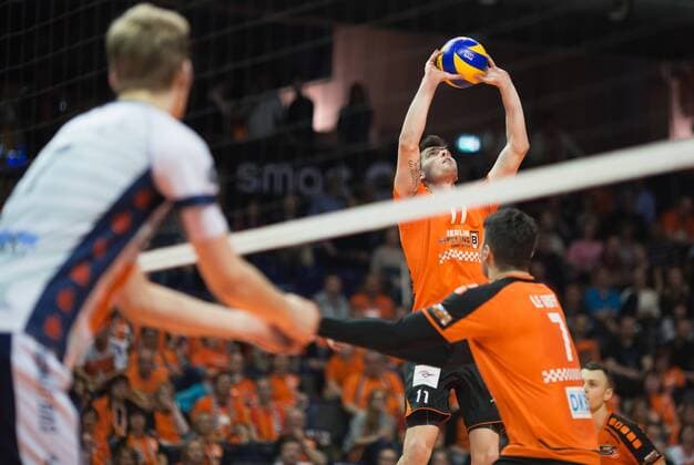 Berlin, Deutschland, 12.04.2016: Volleyball Bundesliga Saison 2015 2016 Playoff-Halbfinale Spiel 1 - Berlin Recycling Volleys - SVG Lueneburg Lüneburg. Tsimafei Zhukouski (BR Volleys 11)