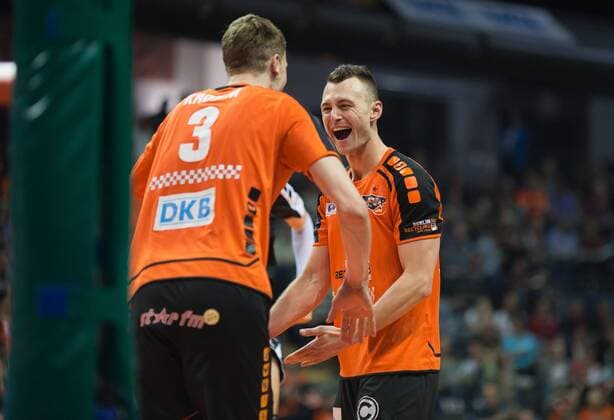 Berlin, Deutschland, 12.04.2016: Volleyball Bundesliga Saison 2015 2016 Playoff-Halbfinale Spiel 1 - Berlin Recycling Volleys - SVG Lueneburg Lüneburg. Jube Robert Kromm (BR Volleys 3), Paul Lotman (BR Volleys 9)