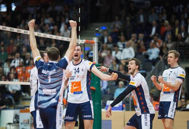 Berlin, Deutschland, 12.04.2016: Volleyball Bundesliga Saison 2015 2016 Playoff-Halbfinale Spiel 1 - Berlin Recycling Volleys - SVG Lueneburg Lüneburg. Jubel, Freude, Emotion Erik John Mattson (Lüneburg 1), Michel Schlien (Lüneburg 14), Carlos Mora Sabate (Lüneburg 16), Jannik Pörner Poerner (Lüneburg 7)