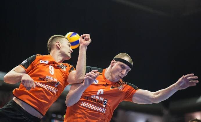 Berlin, Deutschland, 12.04.2016: Volleyball Bundesliga Saison 2015 2016 Playoff-Halbfinale Spiel 1 - Berlin Recycling Volleys - SVG Lueneburg Lüneburg. Paul Lotman (BR Volleys 9) und Felix Fischer (BR Volleys 6) jagen dem Ball hinterher