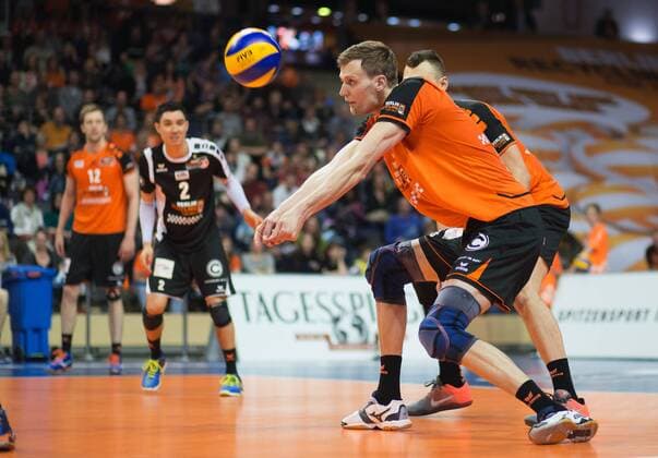 Berlin, Deutschland, 12.04.2016: Volleyball Bundesliga Saison 2015 2016 Playoff-Halbfinale Spiel 1 - Berlin Recycling Volleys - SVG Lueneburg Lüneburg. Robert Kromm (BR Volleys 3)