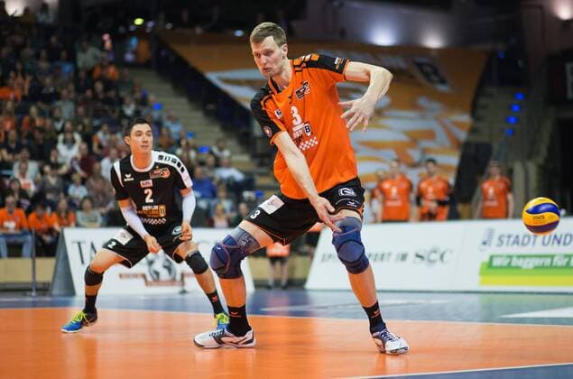 Berlin, Deutschland, 12.04.2016: Volleyball Bundesliga Saison 2015 2016 Playoff-Halbfinale Spiel 1 - Berlin Recycling Volleys - SVG Lueneburg Lüneburg. Robert Kromm (BR Volleys 3) verfehlt den Ball bei der Annahme