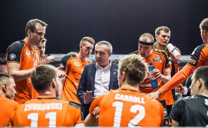 Berlin, Deutschland, 12.04.2016: Volleyball Bundesliga Saison 2015 2016 Playoff-Halbfinale Spiel 1 - Berlin Recycling Volleys - SVG Lueneburg Lüneburg. Auszeit Berlin v.li. Paul Lotman (BR Volleys 9), Tomas Kmet (BR Volleys 14), Tsimafei Zhukouski (BR Volleys 11), Trainer Roberto Serniotti (BR Volleys), Paul Carroll (BR Volleys 12), Felix Fischer (BR Volleys 6), Robert Kromm (BR Volleys 3), Erik Shoji (BR Volleys 2)