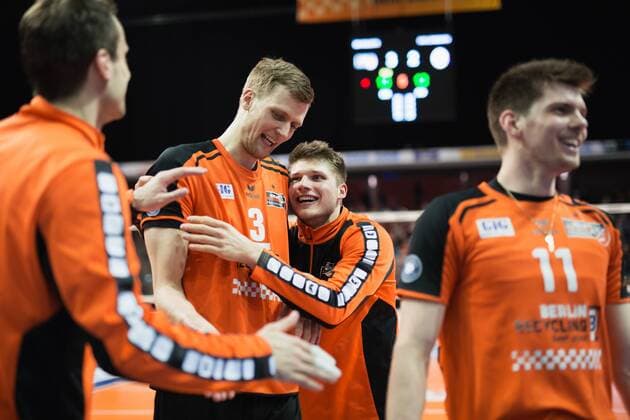 Berlin, Deutschland, 12.04.2016: Volleyball Bundesliga Saison 2015 2016 Playoff-Halbfinale Spiel 1 - Berlin Recycling Volleys - SVG Lueneburg Lüneburg. Jubel nach Spielende, Robert Kromm (BR Volleys 3), Ruben Schott (BR Volleys 13)