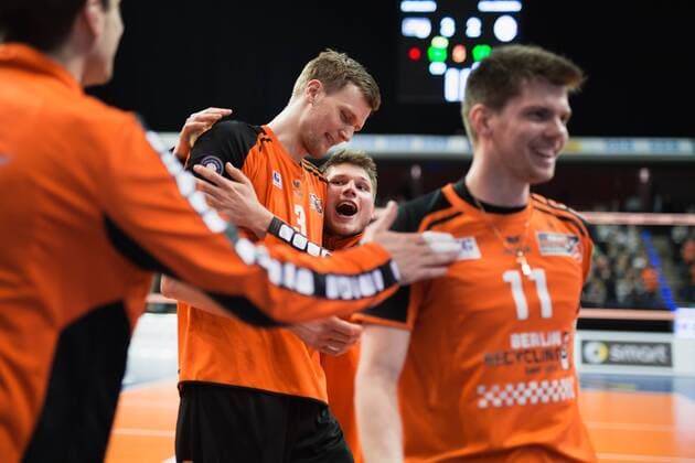 Berlin, Deutschland, 12.04.2016: Volleyball Bundesliga Saison 2015 2016 Playoff-Halbfinale Spiel 1 - Berlin Recycling Volleys - SVG Lueneburg Lüneburg. Jubel nach Spielende, Robert Kromm (BR Volleys 3), Ruben Schott (BR Volleys 13)