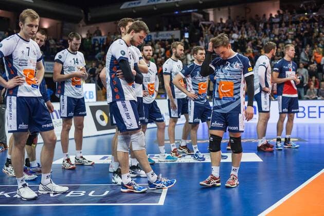 Berlin, Deutschland, 12.04.2016: Volleyball Bundesliga Saison 2015 2016 Playoff-Halbfinale Spiel 1 - Berlin Recycling Volleys - SVG Lueneburg Lüneburg. Jannik Pörner Poerner (Lüneburg 7), Carlos Mora Sabate (Lüneburg 16), Immo Brüggemann Brueggemann (Lüneburg 2)