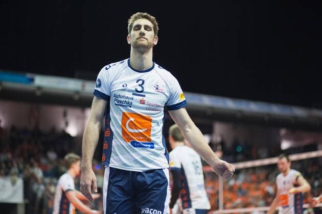 Berlin, Deutschland, 12.04.2016: Volleyball Bundesliga Saison 2015 2016 Playoff-Halbfinale Spiel 1 - Berlin Recycling Volleys - SVG Lueneburg Lüneburg. Scott Michael Kevorken (Lüneburg 3)