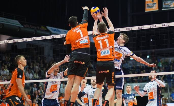 Berlin, Deutschland, 12.04.2016: Volleyball Bundesliga Saison 2015 2016 Playoff-Halbfinale Spiel 1 - Berlin Recycling Volleys - SVG Lueneburg Lüneburg. Carlos Mora Sabate (Lüneburg 16) gegen den Block aus Nicolas Le Goff (BR Volleys 7), Tsimafei Zhukouski (BR Volleys 11)
