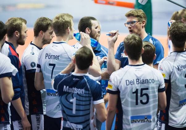 Berlin, Deutschland, 12.04.2016: Volleyball Bundesliga Saison 2015 2016 Playoff-Halbfinale Spiel 1 - Berlin Recycling Volleys - SVG Lueneburg Lüneburg. Trainer Stefan Hübner Huebner (Lüneburg)