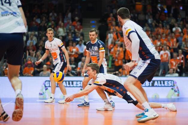 Berlin, Deutschland, 12.04.2016: Volleyball Bundesliga Saison 2015 2016 Playoff-Halbfinale Spiel 1 - Berlin Recycling Volleys - SVG Lueneburg Lüneburg. Nick Del Bianco (Lüneburg 15)