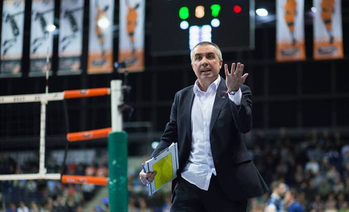Berlin, Deutschland, 12.04.2016: Volleyball Bundesliga Saison 2015 2016 Playoff-Halbfinale Spiel 1 - Berlin Recycling Volleys - SVG Lueneburg Lüneburg. Trainer Roberto Serniotti (BR Volleys)