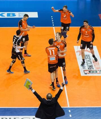 Berlin, Deutschland, 12.04.2016: Volleyball Bundesliga Saison 2015 2016 Playoff-Halbfinale Spiel 1 - Berlin Recycling Volleys - SVG Lueneburg Lüneburg. Jubel BR Volleys v.li. Erik Shoji (BR Volleys 2), Paul Lotman (BR Volleys 9), Trainer Roberto Serniotti (BR Volleys), Tsimafei Zhukouski (BR Volleys 11), Paul Carroll (BR Volleys 12), Robert Kromm (BR Volleys 3), Nicolas Le Goff (BR Volleys 7)