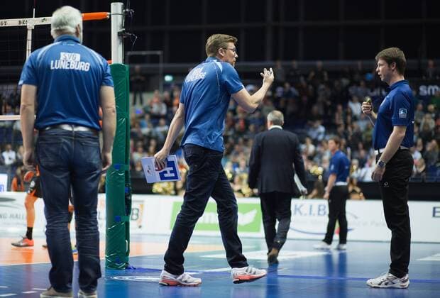 Berlin, Deutschland, 12.04.2016: Volleyball Bundesliga Saison 2015 2016 Playoff-Halbfinale Spiel 1 - Berlin Recycling Volleys - SVG Lueneburg Lüneburg. Trainer Stefan Hübner Huebner (Lüneburg) beschwert sich beim Schiedsrichter