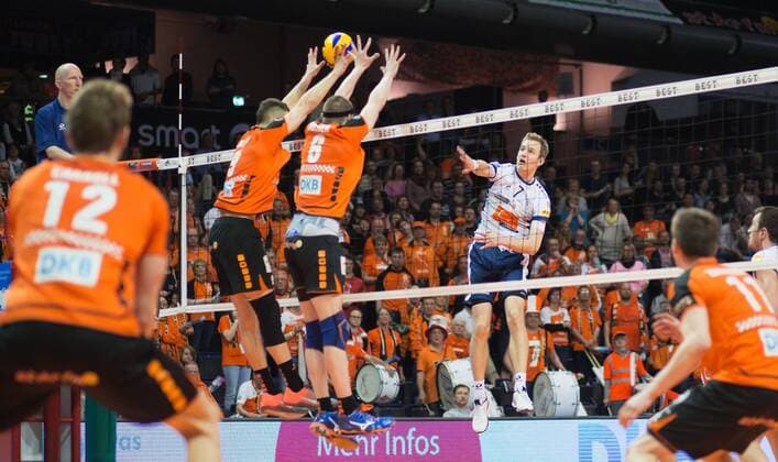 Berlin, Deutschland, 12.04.2016: Volleyball Bundesliga Saison 2015 2016 Playoff-Halbfinale Spiel 1 - Berlin Recycling Volleys - SVG Lueneburg Lüneburg. Jannik Pörner Poerner (Lüneburg 7) gegen den Block aus Paul Lotman (BR Volleys 9), Felix Fischer (BR Volleys 6)