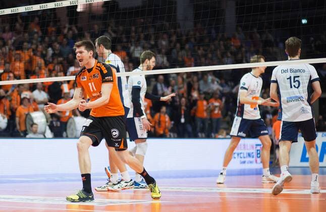 Berlin, Deutschland, 12.04.2016: Volleyball Bundesliga Saison 2015 2016 Playoff-Halbfinale Spiel 1 - Berlin Recycling Volleys - SVG Lueneburg Lüneburg. Tsimafei Zhukouski (BR Volleys 11)