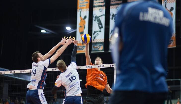 Berlin, Deutschland, 12.04.2016: Volleyball Bundesliga Saison 2015 2016 Playoff-Halbfinale Spiel 1 - Berlin Recycling Volleys - SVG Lueneburg Lüneburg. Robert Kromm (BR Volleys 3) gegen den Block aus Michel Schlien (Lüneburg 14), Steven Marshall (Lüneburg 10)