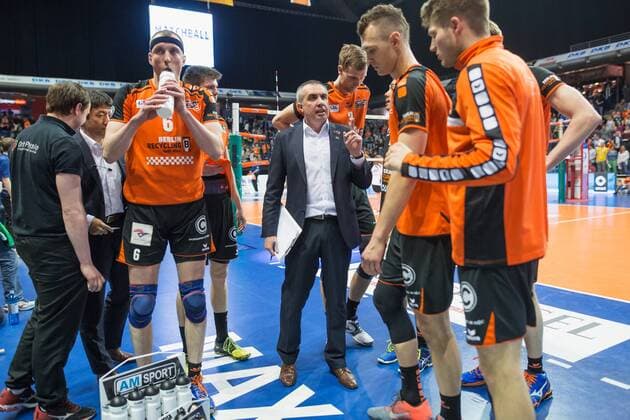 Berlin, Deutschland, 12.04.2016: Volleyball Bundesliga Saison 2015 2016 Playoff-Halbfinale Spiel 1 - Berlin Recycling Volleys - SVG Lueneburg Lüneburg. Auszeit vor dem Matchball, Trainer Roberto Serniotti (BR Volleys) gibt Anweisungen.