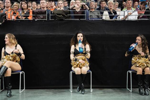 Berlin, Deutschland, 12.04.2016: Volleyball Bundesliga Saison 2015 2016 Playoff-Halbfinale Spiel 1 - Berlin Recycling Volleys - SVG Lueneburg Lüneburg. Cheerleader