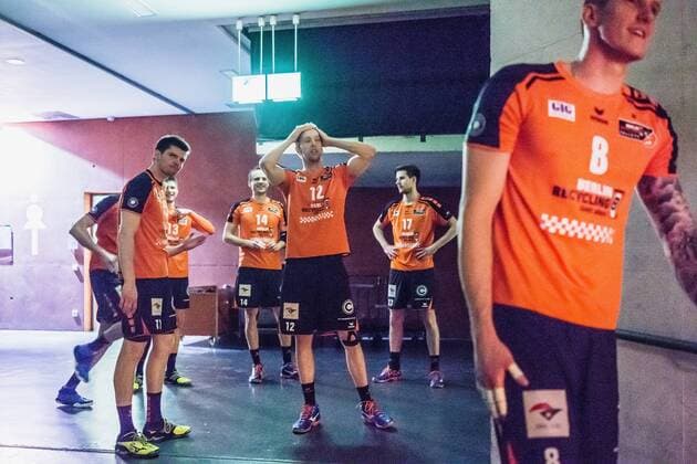 Berlin, Deutschland, 12.04.2016: Volleyball Bundesliga Saison 2015 2016 Playoff-Halbfinale Spiel 1 - Berlin Recycling Volleys - SVG Lueneburg Lüneburg. Spieler der BR Volleys vor dem Mannschaftseinlauf.