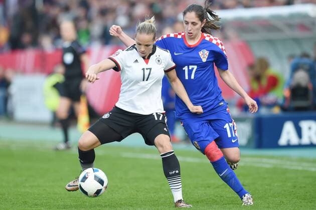 Fußball Frauen EM-Qualifikation, Deutschland - Kroatien am 12.04.2016 in der Osnatel Arena in Osnabrück Isabel Kerschowski (Deutschland VfL Wolfsburg) im Zweikampf gegen Izabela Lena (Kroatien) Foto: osnapix mt