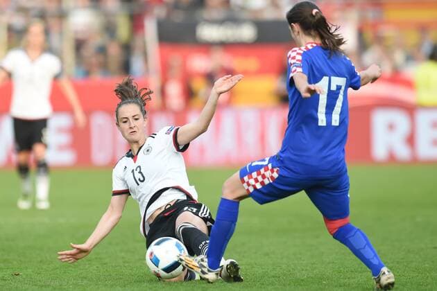 Fußball Frauen EM-Qualifikation, Deutschland - Kroatien am 12.04.2016 in der Osnatel Arena in Osnabrück Sara Däbritz (Deutschland Bayern München) im Zweikampf gegen Izabela Lena (Kroatien). Foto: osnapix mt