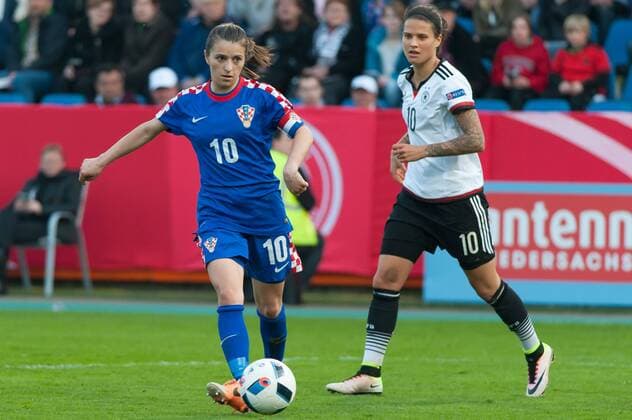 v.li.: Iva Landeka (Kroatien, 10) am Ball, Dzsenifer Marozsan (Deutschland, 10), Fussball, EM-Qualifikation Frauen, Deutschland - Kroatien, xobx